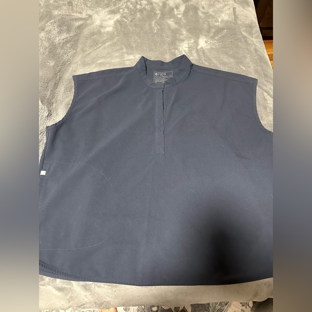 Figs Rafaela top size 2XL. Smoke free home.